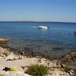 Water View Brand New Apartment, Short Stroll To Beach, Peaceful!