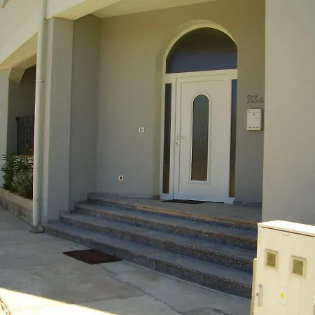 Water View Brand New Apartment, Short Stroll To Beach, Peaceful!