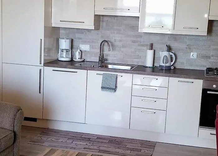 Water View Brand New Apartment, Short Stroll To Beach, Peaceful!