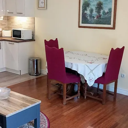Water View Brand New Apartment, Short Stroll To Beach, Peaceful! شقة
