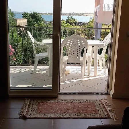 Water View Brand New Apartment, Short Stroll To Beach, Peaceful! شقة