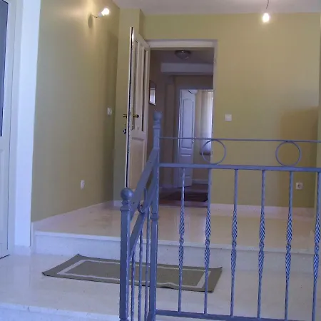 Water View Brand New Apartment, Short Stroll To Beach, Peaceful! شقة *