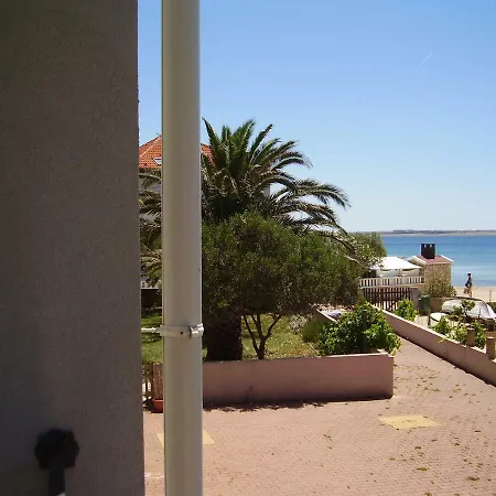 Water View Brand New Apartment, Short Stroll To Beach, Peaceful! شقة