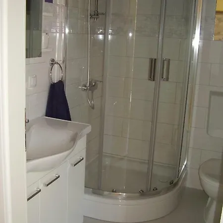 Water View Brand New Apartment, Short Stroll To Beach, Peaceful! شقة *