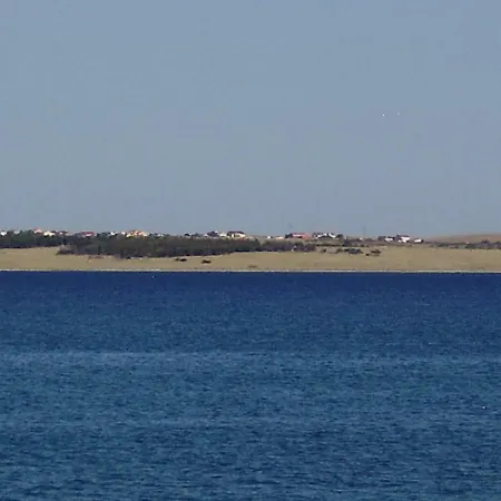 Water View Brand New Apartment, Short Stroll To Beach, Peaceful! شقة *