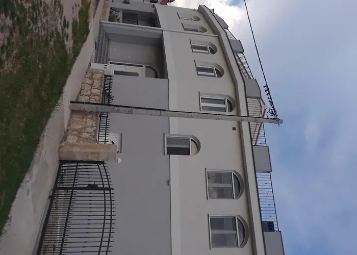 Water View Brand New Apartment, Short Stroll To Beach, Peaceful! Košljun