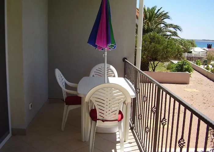 Water View Brand New Apartment, Short Stroll To Beach, Peaceful!